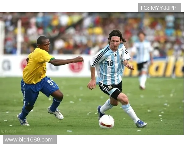 哪个足球明星在场上总爱挑球展现个人风采与技巧